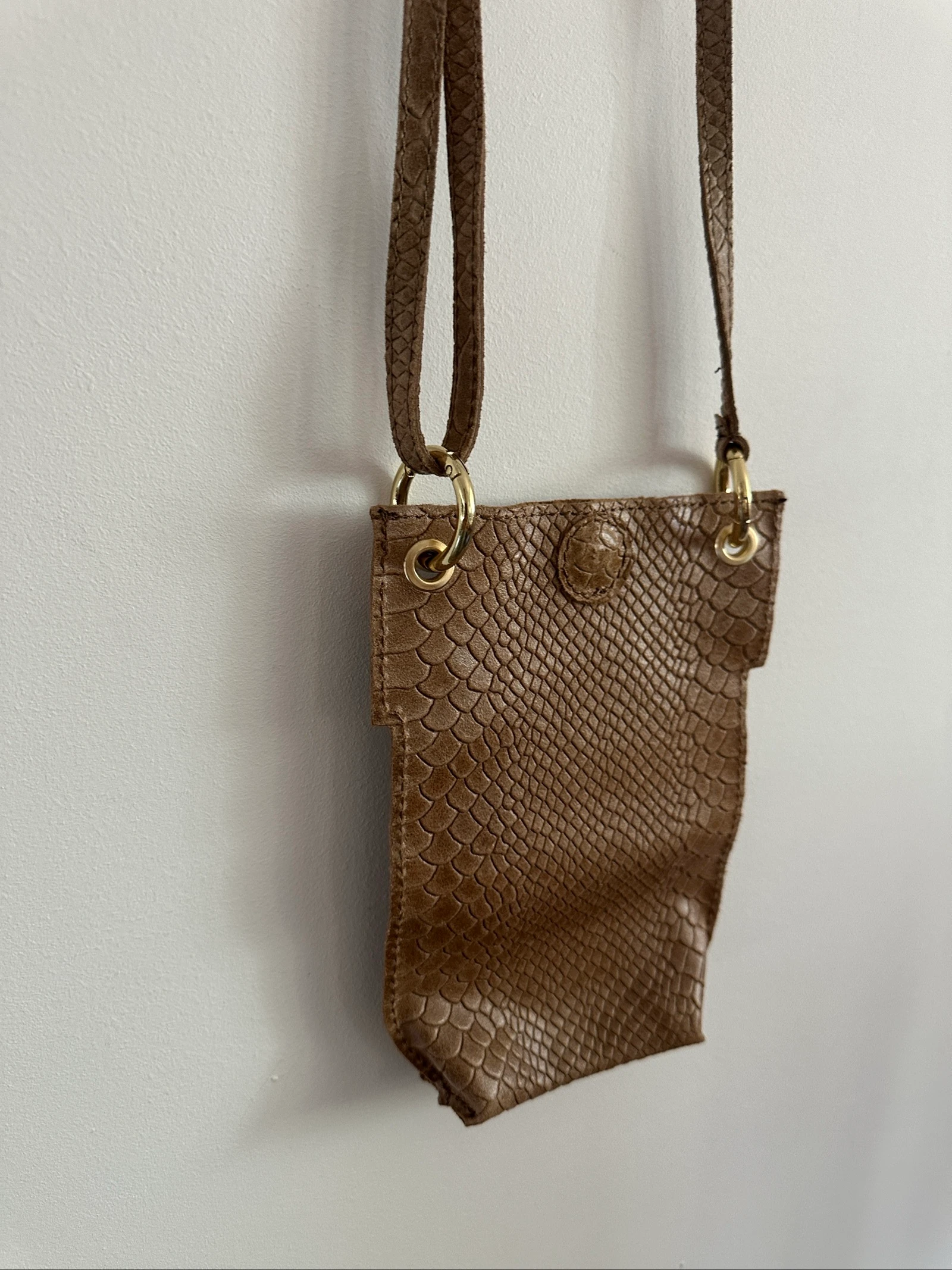 Sac à main bandoulière en cuir gravé serpent / Sac à téléphone en cuir marron – photo 5
